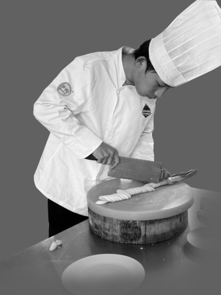 赵淑昊在“亚洲烹饪大赛——淮海名厨争霸赛”上从众多专业厨师中脱颖而出,一举摘得大赛特金奖